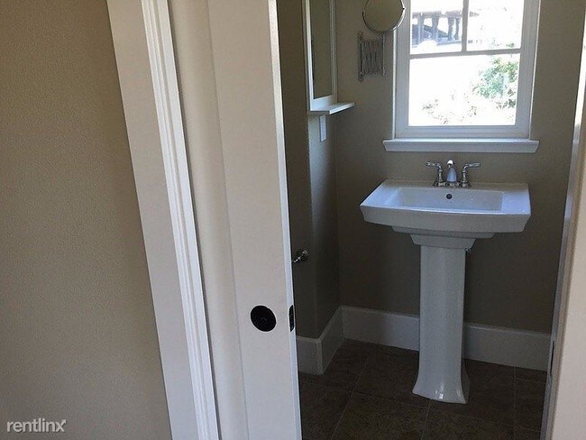 Building Photo - Studio, 1 bath Apartment - 110 Emory Common