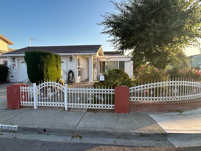 Foto del edificio - 32927 Lake Candlewood St