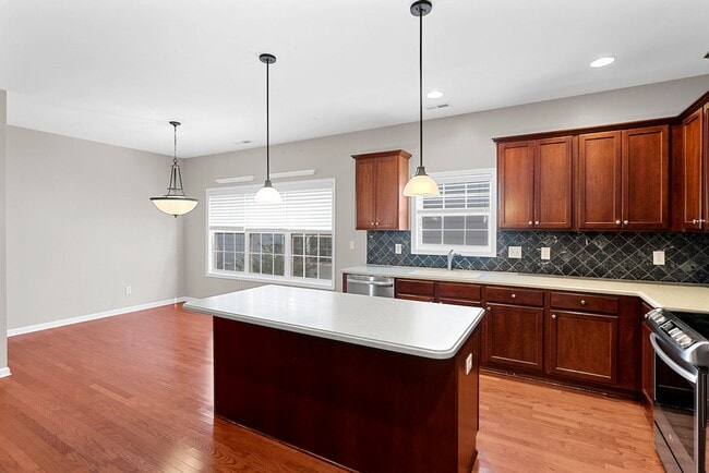 Building Photo - Available Now! Gorgeous, Updated 4 Bed/3 B...