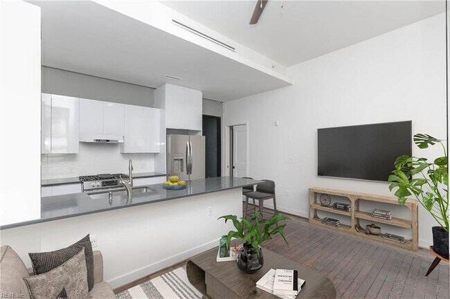 Building Photo - 1 E Plume St