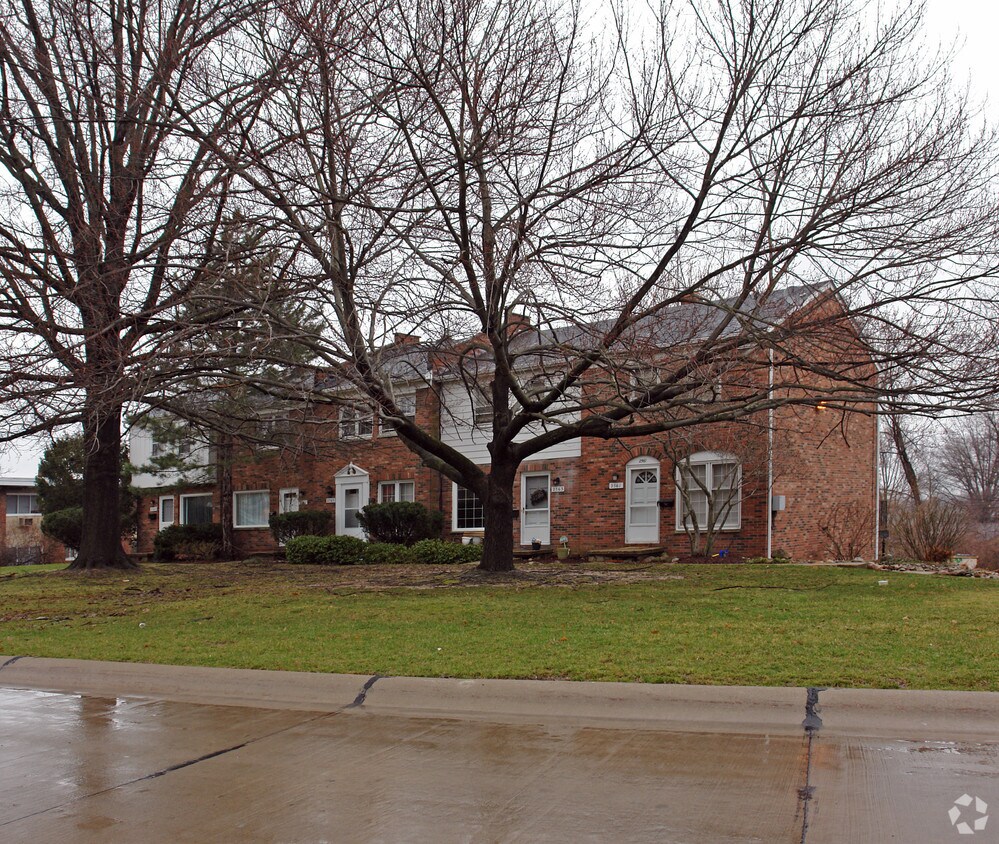 Primary Photo - 2561-2569 Chamberlain Rd