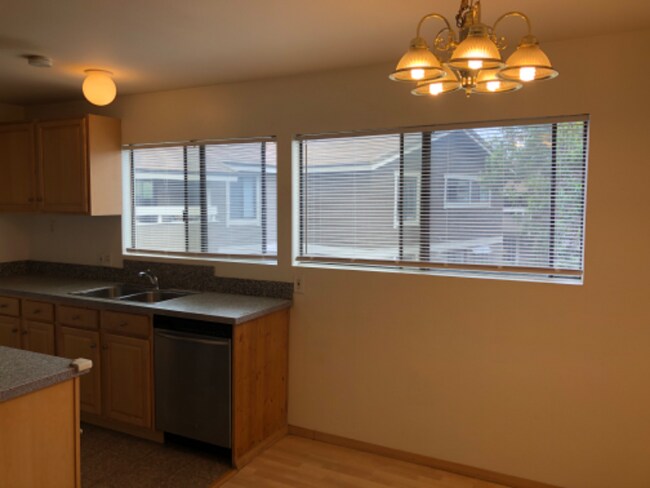 Building Photo - 2a2 Streamwood