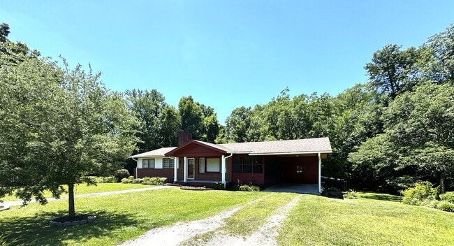 Building Photo - Convenient 3BR Home with Water & Lawn Care Included