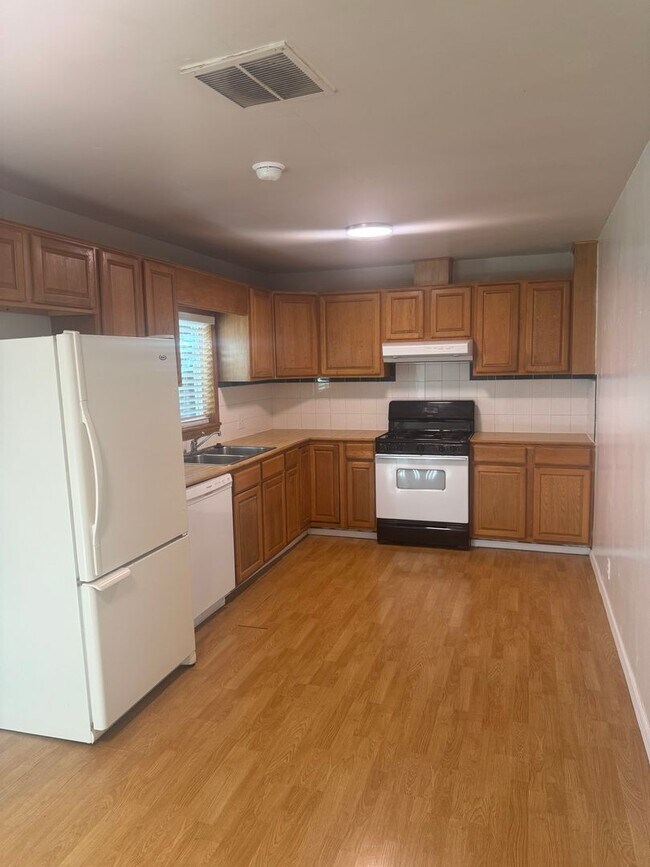 Foto del edificio - 5 BED 1 FULL & 2 HALF BATH HOME IN THE ENT...