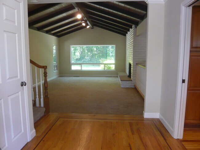 Building Photo - 2386 Roundhill Dr
