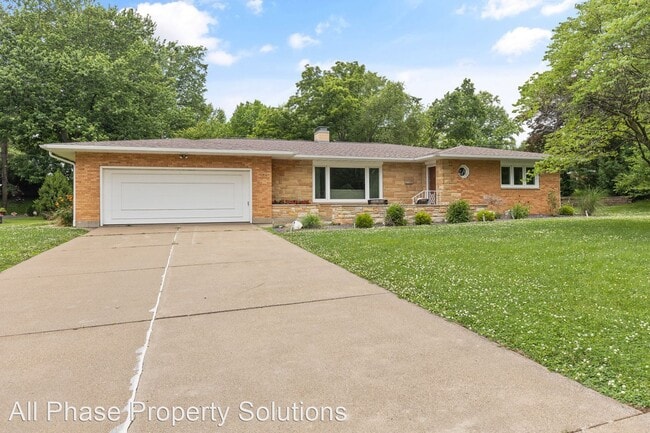 Building Photo - 914 Country Club Dr W