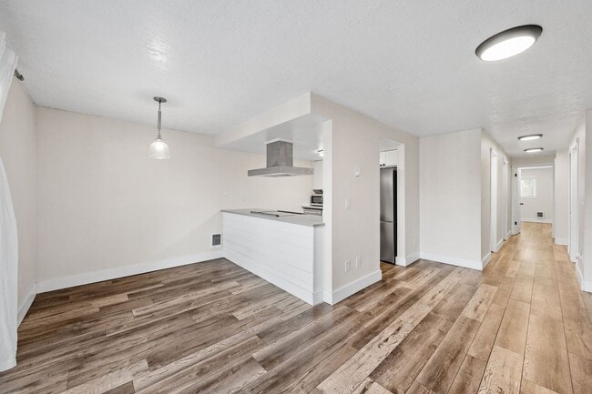 Foto del edificio - 2-Bed Condo in Kent – Fireplace, Balcony & Convenient Location!