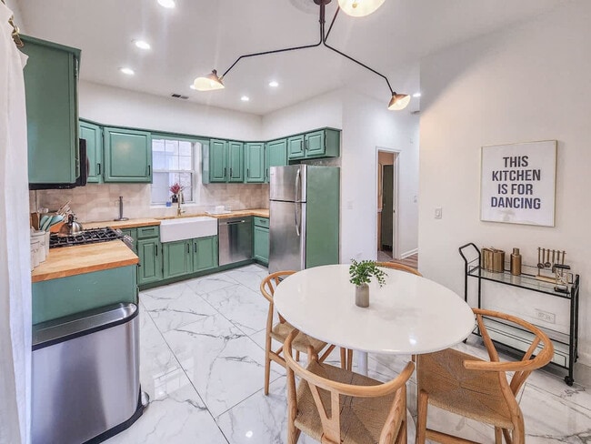 Foto del edificio - 1411 W Grand Ave