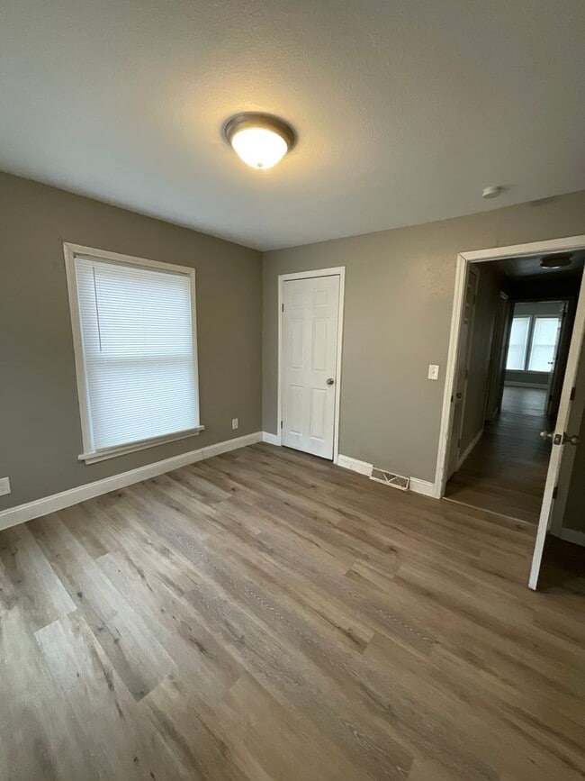 Building Photo - Stunning 3BR/1BA Home - HUGE fenced-in Backyard!