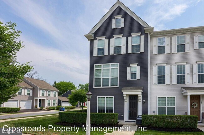 Building Photo - 2 br, 3.5 bath House - 902 Mayer Place