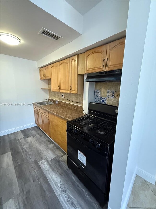 Foto del edificio - 7720 Byron Ave