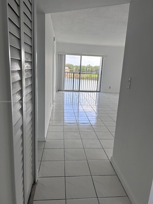 Foto del edificio - 8560 N Sherman Cir