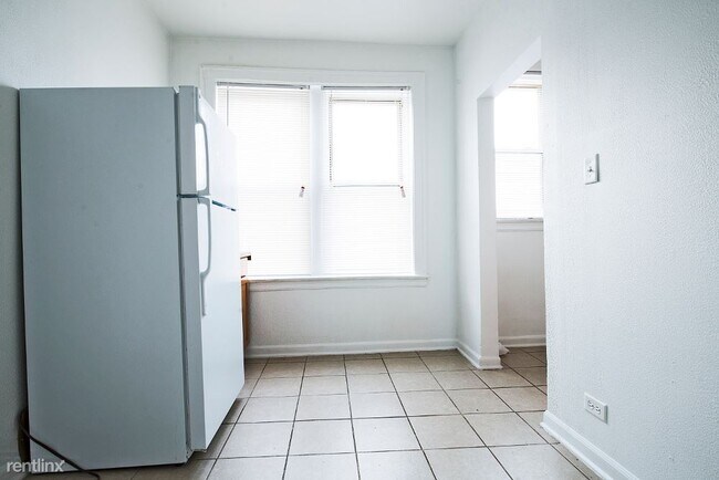 Foto del edificio - 1 br, 1 bath Apartment - 1108 E 82nd St