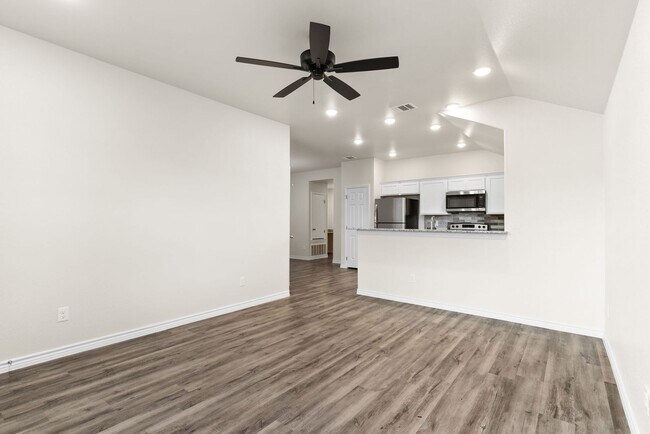 Building Photo - 305 Lost Trl