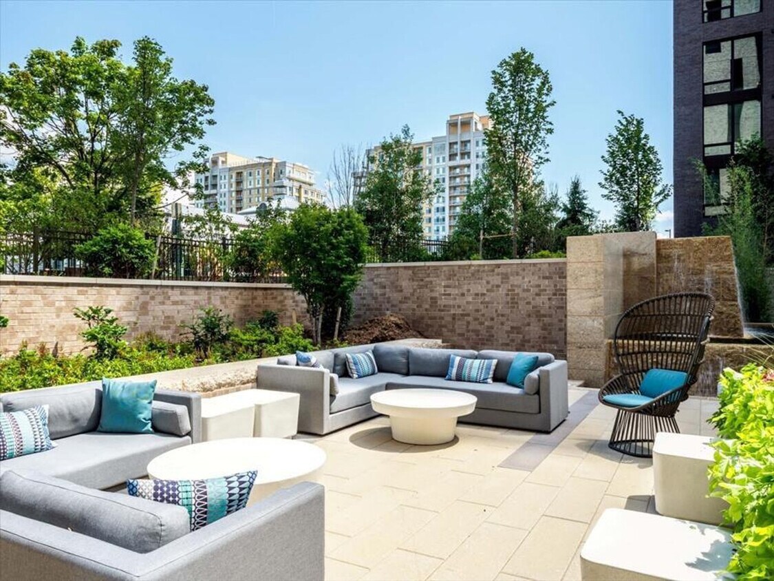 Foto principal - 11911 Freedom Dr