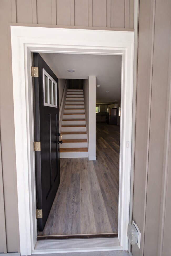 Entrada - 885 W 25th St