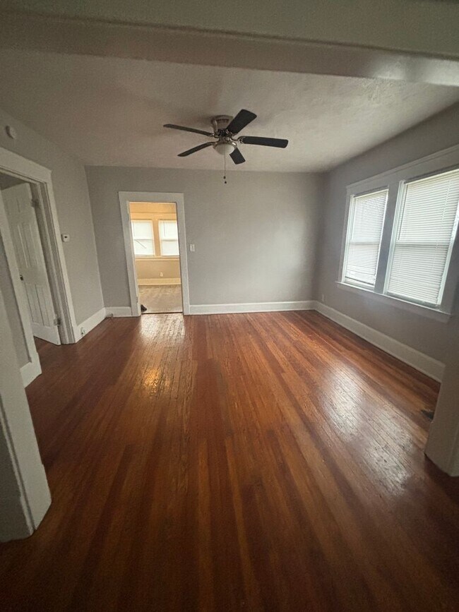 Foto del edificio - 3470 E 125th St