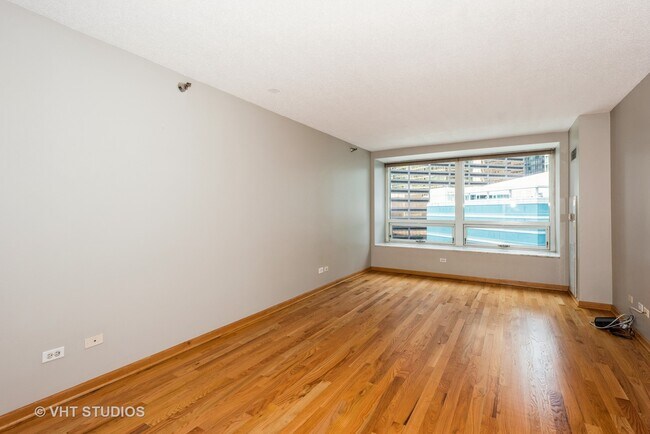 Building Photo - 512 N McClurg Ct