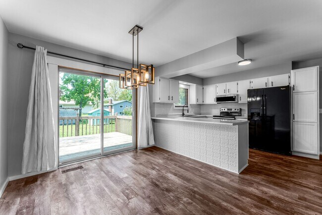 Building Photo - $2,375| 3BD 2BA| 3554 Rudolph Ave | Availa...