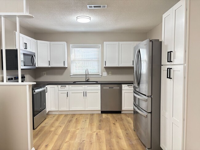 Foto del edificio - MOVE IN SPECIAL: 3 Bedroom, 2 Bathroom House in Burlington!