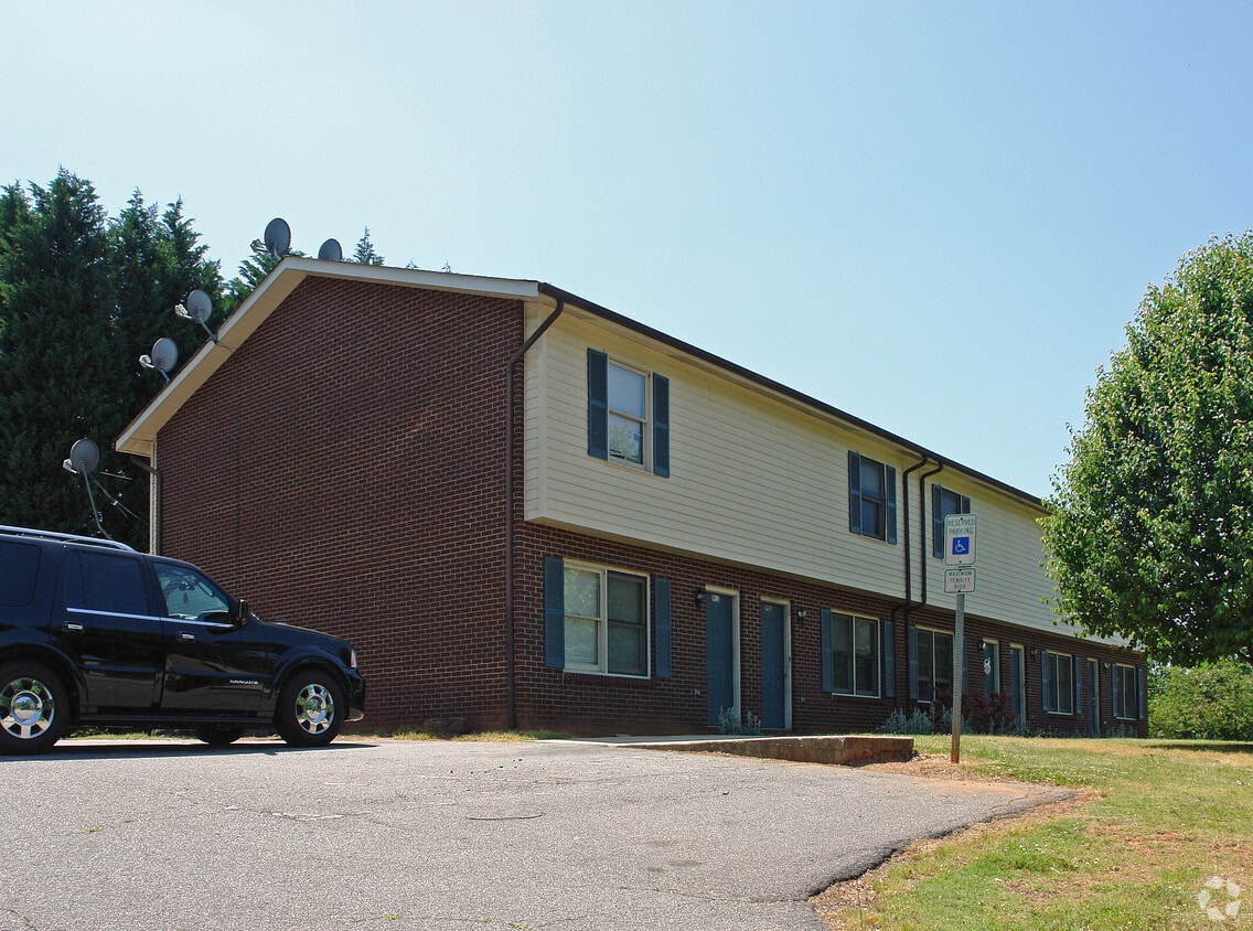 Building Photo - 904 15th St SE