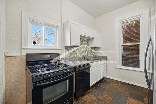 Building Photo - Charming Home with Washer/Dryer and Centra...