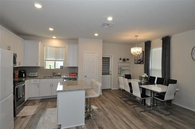 Foto del edificio - FURNISHED - Oversized home site