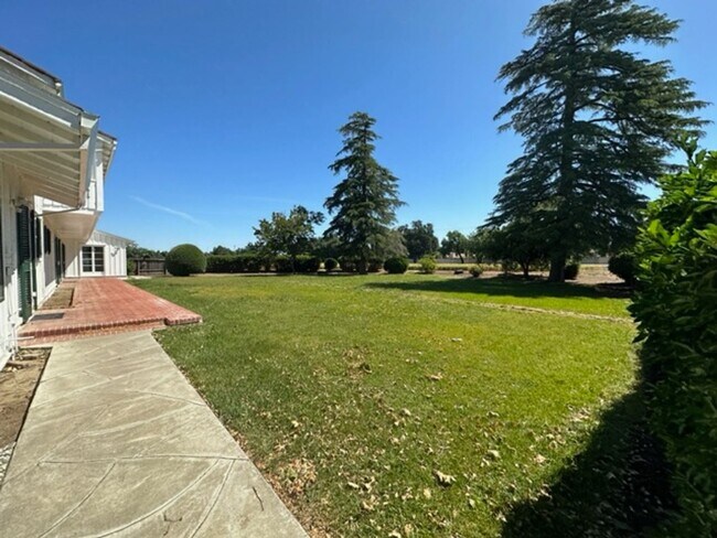 Foto del edificio - Country Elegance: Expansive 3-Bed, 4-Bath ...
