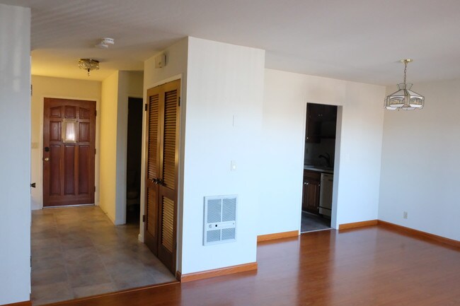Main living room + Entrance - 2106 Otis Dr