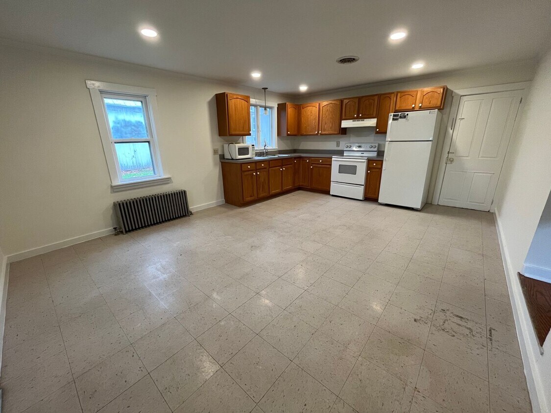 316 S Broad St Unit Apt 3 (Rear), Lititz, PA 17543 Room for Rent in