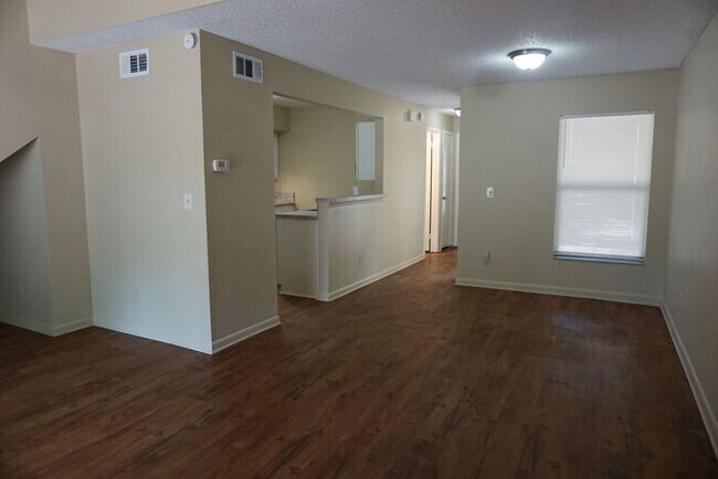 Foto del edificio - 2 Bedroom 2 Bath Townhouse Near NAS Jax
