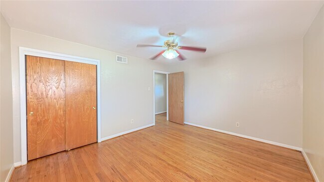 Foto del edificio - 3727 Woodvalley Dr