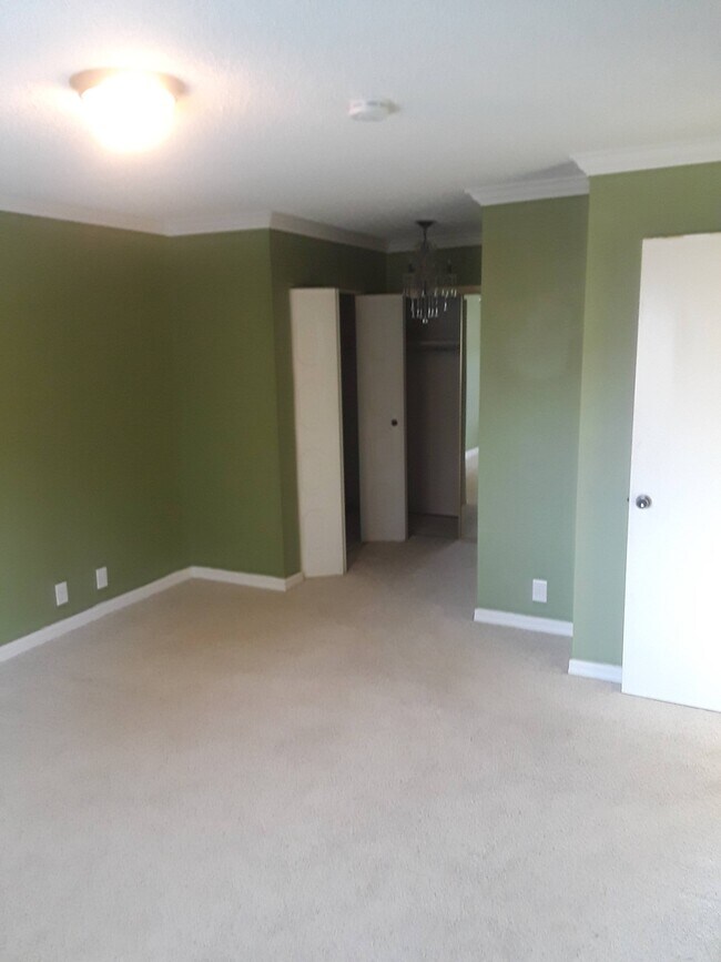 Building Photo - 2650 Bloomfield Ct