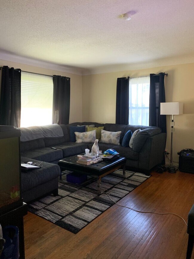 Building Photo - Beautiful 4 Bedroom 1 Bathroom in North Mi...