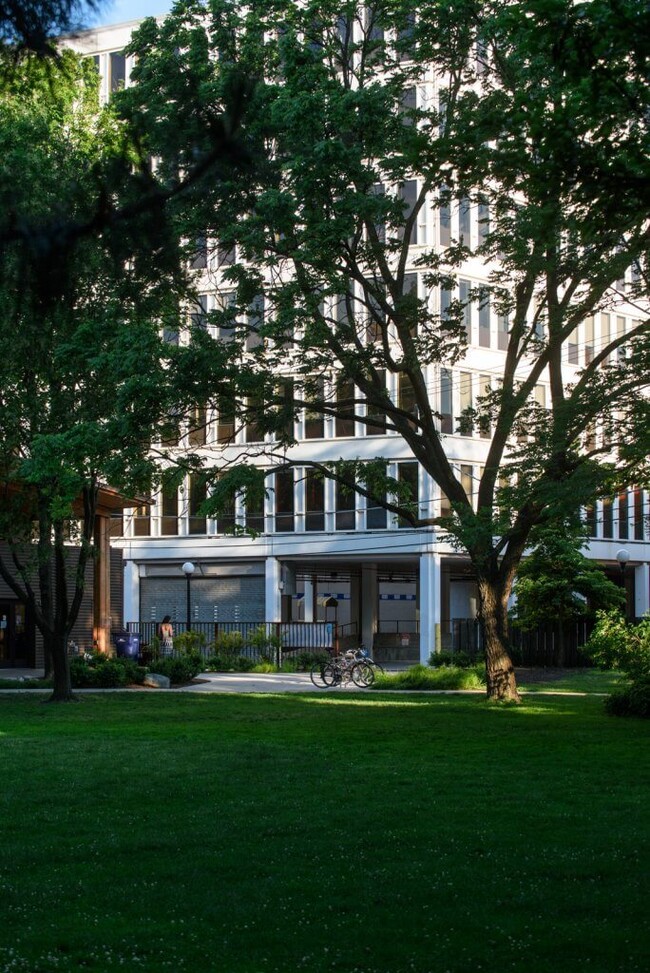 Foto del edificio - 1010 Lake St
