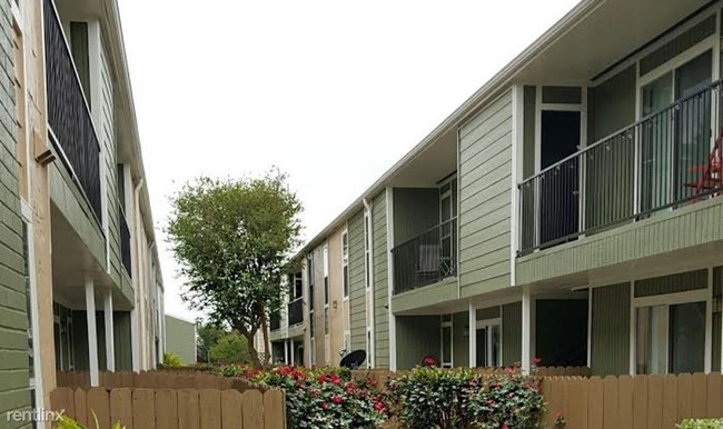 Building Photo - 10700 Fondren Rd