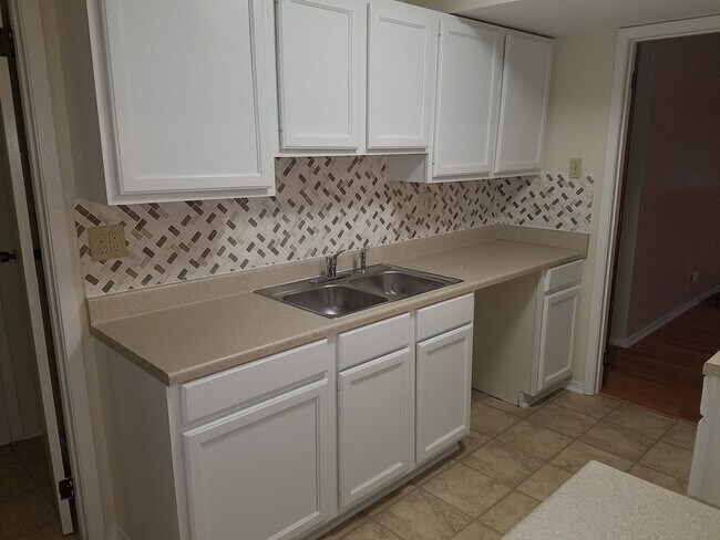 Building Photo - Updated home off Ambassador