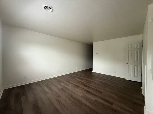 Building Photo - 2 Bedroom 1.5 Bath Apartment located in Jo...