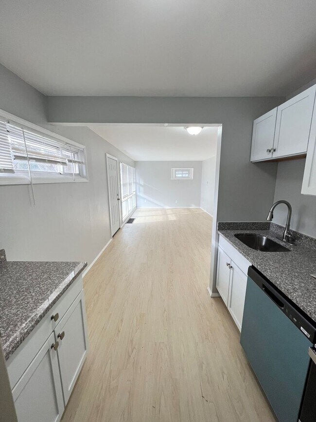 Foto del edificio - 4 Bedroom, 1 bathroom Single-Family Home i...