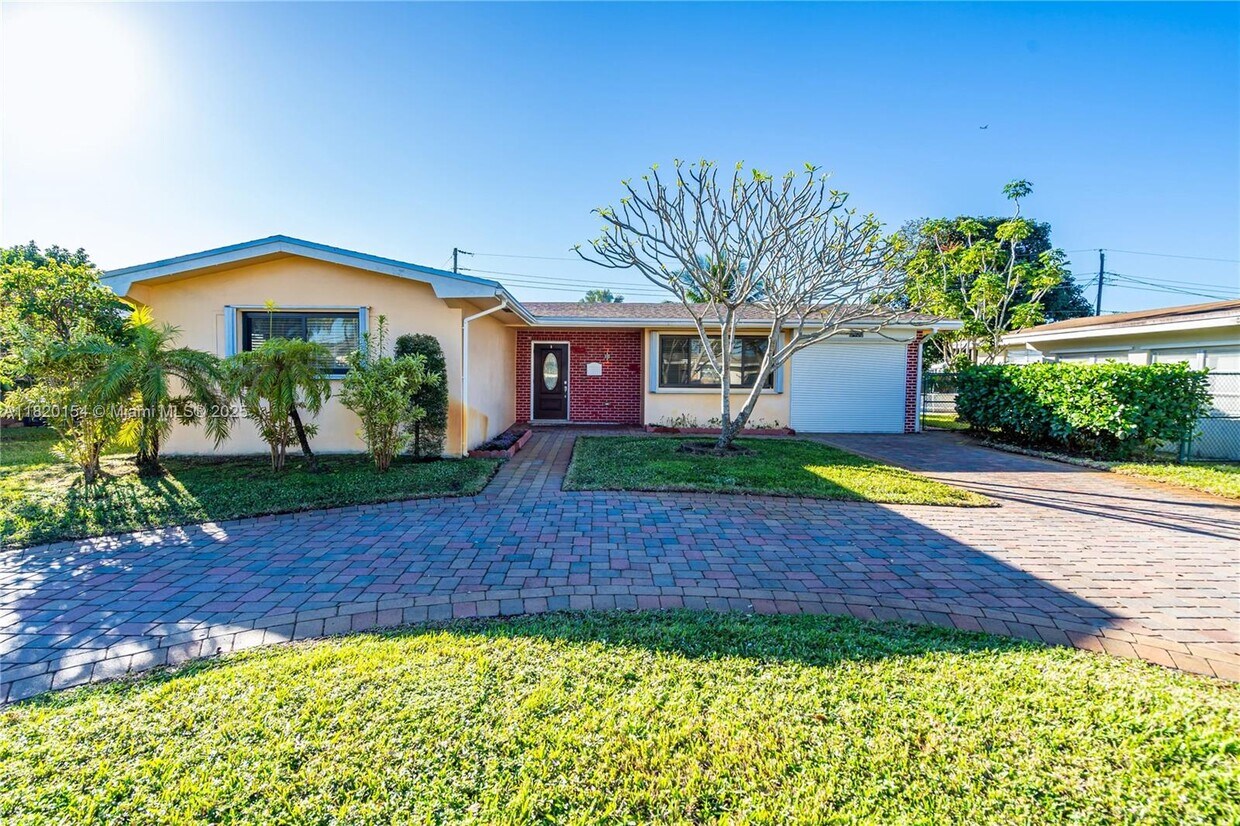 Foto principal - 8430 NW 15th Ct