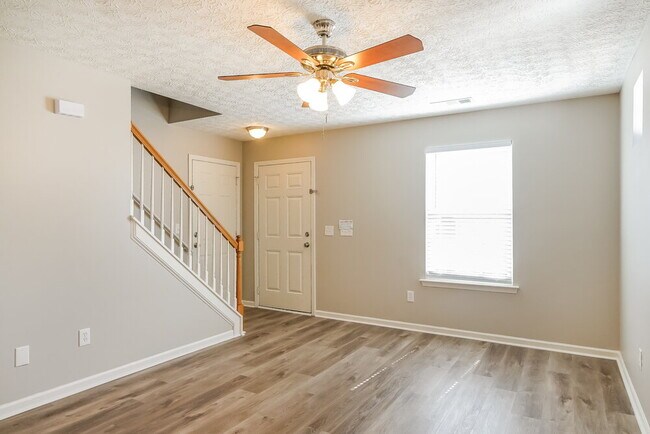 Building Photo - 207 Oak Grove Ln