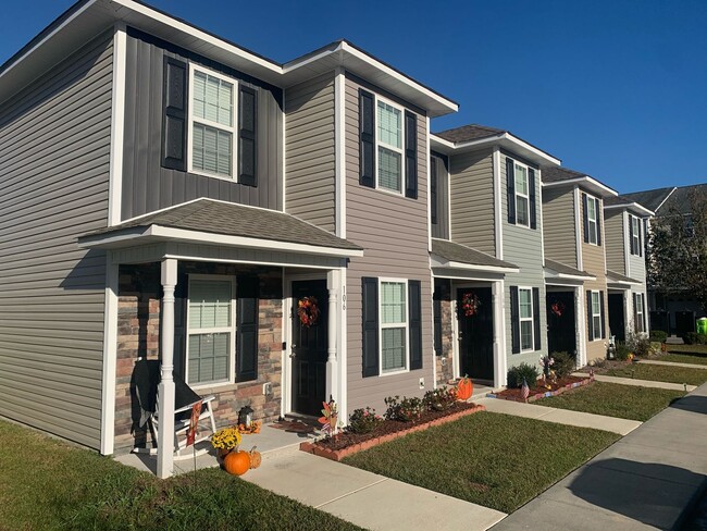 Building Photo - Like New Townhome!