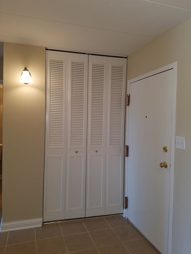 Building Photo - 580 Lawrence Ave