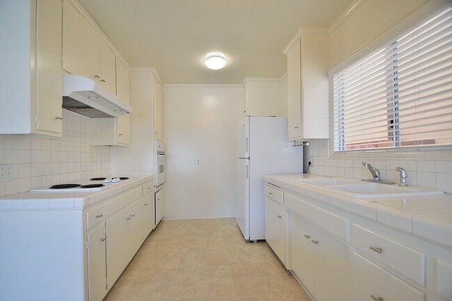 Building Photo - t721