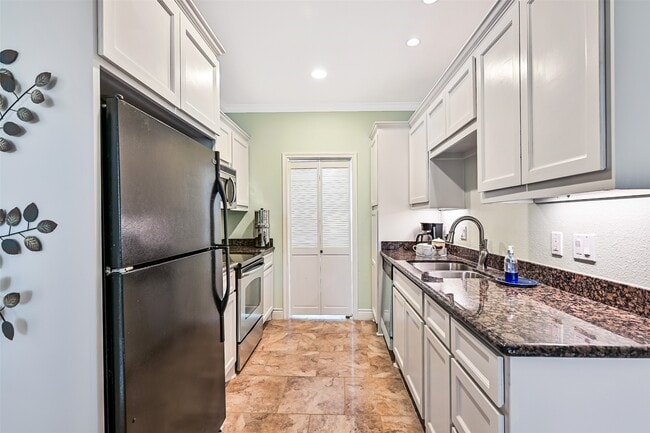 Building Photo - 7000 Seawall Blvd