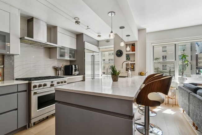 Building Photo - 100 W 57th St