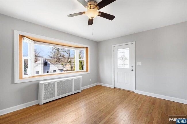 Foto del edificio - 83 Chestnut Hill Dr W