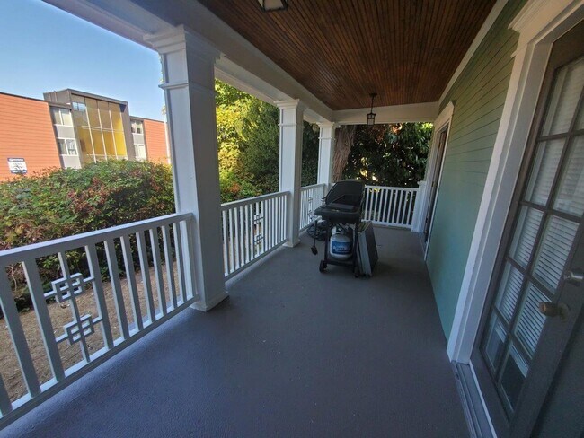Foto del edificio - 7 Bed/2 Bath Unit in a Nice Duplex near UW...