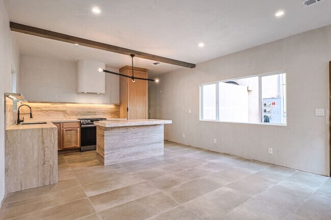 Building Photo - Beautiful 4 Bed House!