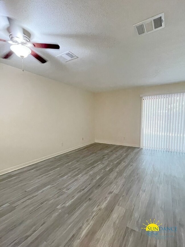Building Photo - Great Centrally Located 2 Bedroom Townhous...